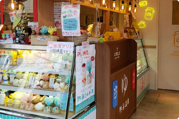 商品の多様化に対応し、売り場でPOPや什器、デジタルサイネージを通じて商品の魅力を伝えます。